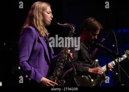 Emma Rawicz al sax e Ant Law suona la chitarra con Emma Rawicz Quintet, Scarborough Jazz Festival 2023 Foto Stock