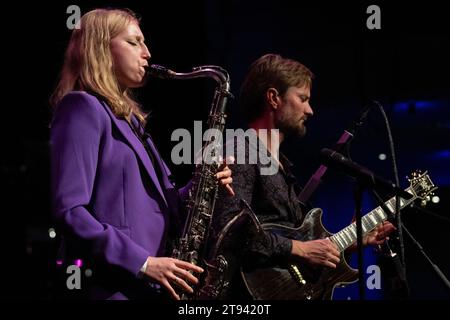 Emma Rawicz al sax e Ant Law suona la chitarra con Emma Rawicz Quintet, Scarborough Jazz Festival 2023 Foto Stock