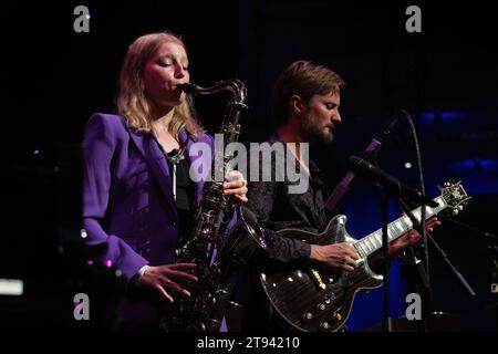 Emma Rawicz al sax e Ant Law suona la chitarra con Emma Rawicz Quintet, Scarborough Jazz Festival 2023 Foto Stock