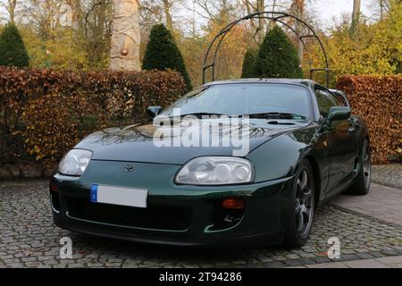 Toyota Supra MK4, Baureihe JZA80, Baujahr 1993, Oldtimer. Pressetermin Classic Cars AM 22.11.2023 zum 41. Salone Classic & Prestige in Rahmen der Essen Motor Show 2023 Messe Essen, 02. - 10.12.2023, Jagdhaus Schellenberg, Schellenberger Wald Jahreszeit: Herbst, Essen D. *** Toyota Supra MK4, serie di modelli JZA80, anno di costruzione 1993, rassegna stampa di auto d'epoca Classic Cars il 22 11 2023 per il Salone Classic Prestige 41 nell'ambito del Salone dell'automobile di Essen 2023 Messe Essen, 02 10 12 2023, Jagdhaus Schellenberg, Schellenberger Wald Jahreszeit Herbst, Essen D Credit: Imago/Alamy Live News Foto Stock