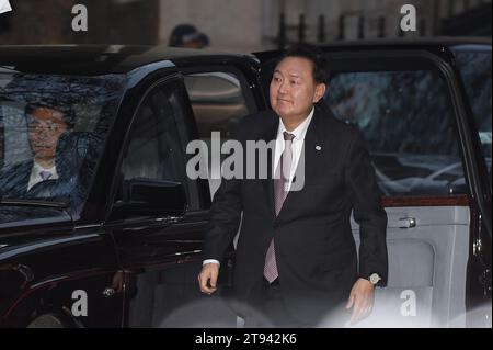 Londra, Regno Unito. 22 novembre 2023. Yoon Suk Yeol, il presidente della Corea del Sud, arriva a Downing Street per incontrare il primo ministro britannico Rishi Sunak e la moglie dei primi ministri Murty. Crediti: MARTIN DALTON/Alamy Live News Foto Stock