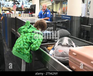 Milwaukee, Wisconsin, USA. 22 novembre 2023. I viaggiatori passano attraverso lo screening TSA presso l'aeroporto internazionale General Mitchell di Milwaukee, Wisconsin. (Immagine di credito: © Mark Hertzberg/ZUMA Press Wire) SOLO USO EDITORIALE! Non per USO commerciale! Foto Stock