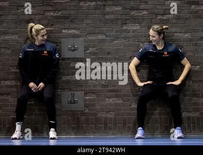 ARNHEM - Estavana Polman e Lois Abbingh durante l'allenamento della squadra femminile di pallamano per la Coppa del mondo. La Coppa del mondo si svolge in Danimarca, Norvegia e Svezia. ANP ROBIN VAN LONKHUIJSEN Foto Stock