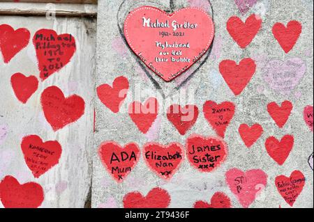 22 novembre 2023. Londra, Regno Unito. Il National Covid-19 Memorial Wall del St Thomas' Hospital, Westminster. L'indagine pubblica indipendente sugli effetti della pandemia di COVID-19 è stata annunciata da Boris Johnson nel giugno 2021 per iniziare nella primavera del 2022. Crediti: michael melia/Alamy Live News Foto Stock