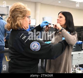 Milwaukee, Wisconsin, USA. 22 novembre 2023. I viaggiatori passano attraverso lo screening TSA presso l'aeroporto internazionale General Mitchell di Milwaukee, Wisconsin. (Immagine di credito: © Mark Hertzberg/ZUMA Press Wire) SOLO USO EDITORIALE! Non per USO commerciale! Foto Stock