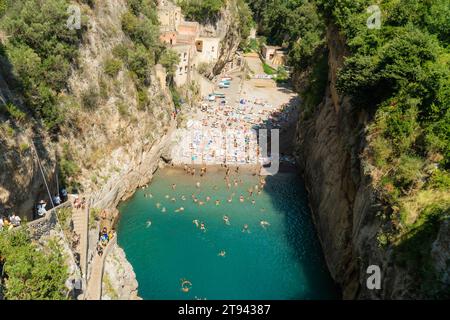 La famosa insenatura Fiordo di furor della Costiera Amalfitana, meta turistica molto apprezzata in estate nel sud dell'Italia. Foto Stock