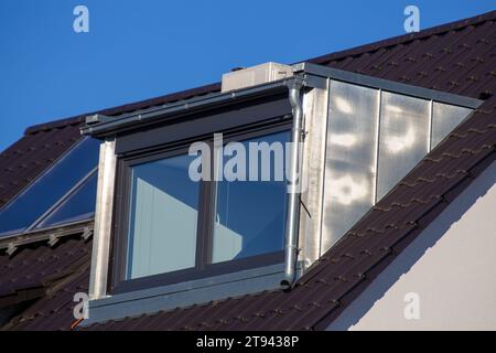 Neue Dachgaube aus hochwertigem Titanzink *** nuovo dormitorio in titanio zinco di alta qualità Copyright: xx Foto Stock