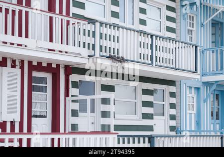 Case sulla spiaggia a righe e colorate a Costa Nova, Aveiro, Portogallo Foto Stock