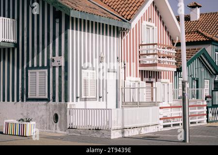 Le colorate case sulla spiaggia di Costa Nova, Aveiro, Portogallo Foto Stock