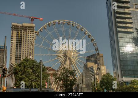 Atlanta, Georgia-25 settembre 2021: Vista panoramica dello skyline del centro di Atlanta e dei grattacieli dal Centennial Olympic Park in una splendida giornata di settembre Foto Stock