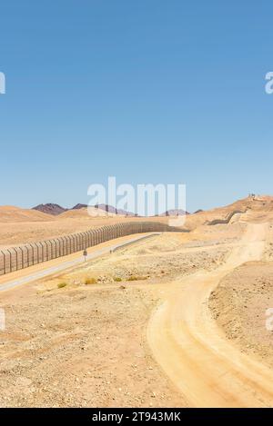 Israele, deserto del Negev; 22 novembre 2023 - la recinzione in Israele che confina con la penisola del Sinai Foto Stock