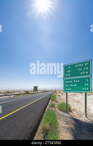 Un segnale stradale sull'autostrada 90 in direzione del Mar morto in Israele Foto Stock