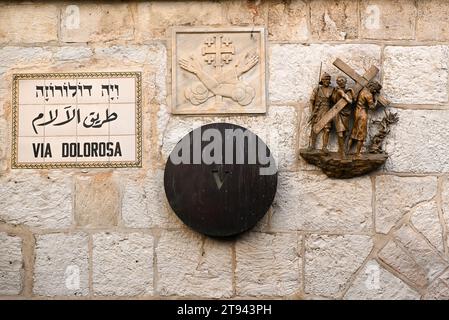 Gerusalemme, Israele - 21 novembre 2023 ; veduta della 5a stazione sulla via dolorosa nella città Vecchia di Gerusalemme. Foto Stock