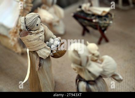 Mostra giubilare dei presepi a Klementinum, che si svolge solo una volta ogni 100 anni, a Praga, Repubblica Ceca, 22 novembre 2023. La mostra si svolge a Klementinum, dove il primo presepe è stato creato nelle terre ceche nel 1562 e dove è stata organizzata la Jubilee Manger Scene Exhibition nel 1923. Un'esposizione rappresentativa presenta le opere dei migliori creatori contemporanei di presepi nella Repubblica Ceca ed è la parte ceca della celebrazione mondiale del 800° anniversario del primo presepe creato da San Francesco d'Assisi in Greccio in Foto Stock