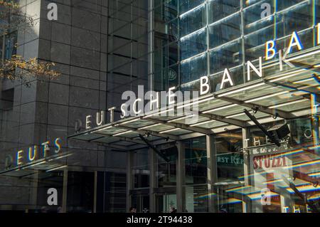 Il Deutsche Bank Center di Columbus Circle a New York domenica 12 novembre 2023. Il complesso era precedentemente il Time Warner Center. (© Richard B. Levine) fotografato con un filtro prisma Foto Stock