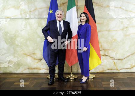 R-L Annalena Baerbock, Bundesaussenministerin, trifft Antonio Tajani, Aussenminister von Italien, zum Gespraech im Auswaertigen AMT a Berlino, 22.11.2023. Berlin Deutschland *** R L Annalena Baerbock, Ministro federale degli Esteri, incontra Antonio Tajani, Ministro degli Esteri italiano, per colloqui presso il Ministero federale degli Esteri di Berlino, 22 11 2023 Berlino Germania Copyright: XJaninexSchmitz/photothek.dex Credit: Imago/Alamy Live News Foto Stock