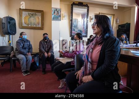 Viacha, la Paz, Bolivia – 16 agosto 2022: Le donne boliviane con maschere parlano insieme in una sala riunioni Foto Stock