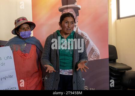 Viacha, la Paz, Bolivia – 16 agosto 2022: Due donne boliviane con maschere parlano al pubblico in una sala riunioni Foto Stock