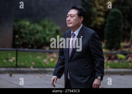 Downing Street, Londra, Regno Unito. 22 novembre 2023. Il Presidente della Repubblica di Corea, sua Eccellenza Yoon Suk Yeol, arriva a Downing Street, per incontrare il primo Ministro britannico, Rishi Sunak. Foto di Amanda Rose/Alamy Live News Foto Stock