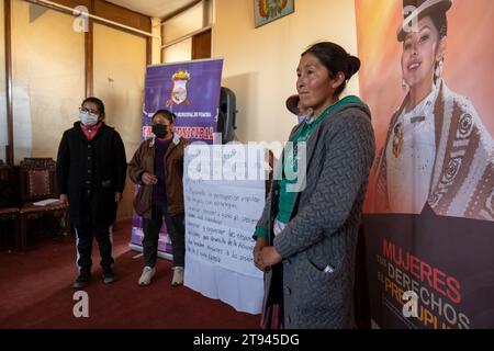 Viacha, la Paz, Bolivia – 16 agosto 2022: Le donne boliviane con maschere presentano un argomento e parlano insieme in una sala riunioni Foto Stock