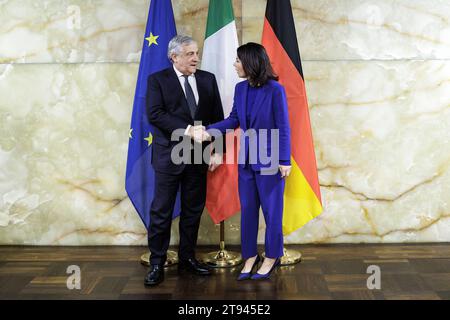 R-L Annalena Baerbock, Bundesaussenministerin, trifft Antonio Tajani, Aussenminister von Italien, zum Gespraech im Auswaertigen AMT a Berlino, 22.11.2023. Berlin Deutschland *** R L Annalena Baerbock, Ministro federale degli Esteri, incontra Antonio Tajani, Ministro degli Esteri italiano, per colloqui presso il Ministero federale degli Esteri di Berlino, 22 11 2023 Berlino Germania Copyright: XJaninexSchmitz/photothek.dex Foto Stock