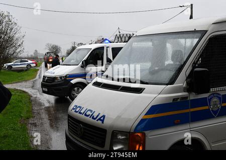 Slavonski Samac, Croazia. 22 novembre 2023. La polizia durante la protesta degli agricoltori li ha impediti di bloccare la strada. Il quartier generale per la difesa del villaggio croato organizzò un blocco di protesta al valico di frontiera con la Bosnia ed Erzegovina a Slavonski Samac, Croazia il 22. Novembre 2023. ma la polizia ha bloccato il passaggio con i trattori, bloccando così il confine. Gli abitanti del villaggio parcheggiarono i loro trattori nelle immediate vicinanze del valico di frontiera e continuarono la loro insoddisfazione con una protesta pacifica. Foto: Ivica Galovic/PIXSELL credito: Pixsell/Alamy Live News Foto Stock