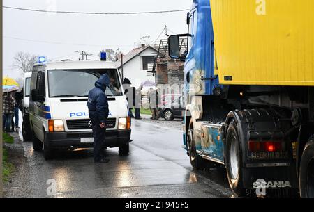 Slavonski Samac, Croazia. 22 novembre 2023. Il quartier generale per la difesa del villaggio croato organizzò un blocco di protesta al valico di frontiera con la Bosnia ed Erzegovina a Slavonski Samac, Croazia il 22. Novembre 2023. ma la polizia ha bloccato il passaggio con i trattori, bloccando così il confine. Gli abitanti del villaggio parcheggiarono i loro trattori nelle immediate vicinanze del valico di frontiera e continuarono la loro insoddisfazione con una protesta pacifica. Foto: Ivica Galovic/PIXSELL credito: Pixsell/Alamy Live News Foto Stock