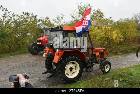 Slavonski Samac, Croazia. 22 novembre 2023. Il quartier generale per la difesa del villaggio croato organizzò un blocco di protesta al valico di frontiera con la Bosnia ed Erzegovina a Slavonski Samac, Croazia il 22. Novembre 2023. ma la polizia ha bloccato il passaggio con i trattori, bloccando così il confine. Gli abitanti del villaggio parcheggiarono i loro trattori nelle immediate vicinanze del valico di frontiera e continuarono la loro insoddisfazione con una protesta pacifica. Foto: Ivica Galovic/PIXSELL credito: Pixsell/Alamy Live News Foto Stock