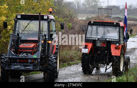 Slavonski Samac, Croazia. 22 novembre 2023. Il quartier generale per la difesa del villaggio croato organizzò un blocco di protesta al valico di frontiera con la Bosnia ed Erzegovina a Slavonski Samac, Croazia il 22. Novembre 2023. ma la polizia ha bloccato il passaggio con i trattori, bloccando così il confine. Gli abitanti del villaggio parcheggiarono i loro trattori nelle immediate vicinanze del valico di frontiera e continuarono la loro insoddisfazione con una protesta pacifica. Foto: Ivica Galovic/PIXSELL credito: Pixsell/Alamy Live News Foto Stock