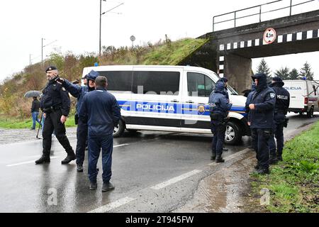 Slavonski Samac, Croazia. 22 novembre 2023. La polizia durante la protesta degli agricoltori li ha impediti di bloccare la strada. Il quartier generale per la difesa del villaggio croato organizzò un blocco di protesta al valico di frontiera con la Bosnia ed Erzegovina a Slavonski Samac, Croazia il 22. Novembre 2023. ma la polizia ha bloccato il passaggio con i trattori, bloccando così il confine. Gli abitanti del villaggio parcheggiarono i loro trattori nelle immediate vicinanze del valico di frontiera e continuarono la loro insoddisfazione con una protesta pacifica. Foto: Ivica Galovic/PIXSELL credito: Pixsell/Alamy Live News Foto Stock