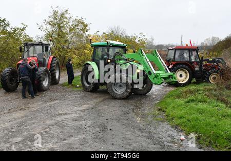 Slavonski Samac, Croazia. 22 novembre 2023. Il quartier generale per la difesa del villaggio croato organizzò un blocco di protesta al valico di frontiera con la Bosnia ed Erzegovina a Slavonski Samac, Croazia il 22. Novembre 2023. ma la polizia ha bloccato il passaggio con i trattori, bloccando così il confine. Gli abitanti del villaggio parcheggiarono i loro trattori nelle immediate vicinanze del valico di frontiera e continuarono la loro insoddisfazione con una protesta pacifica. Foto: Ivica Galovic/PIXSELL credito: Pixsell/Alamy Live News Foto Stock