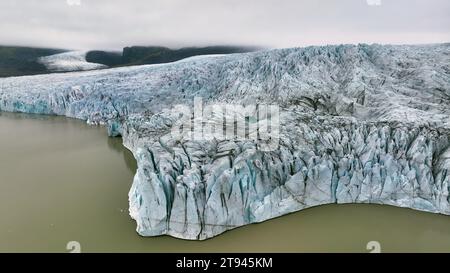 Vista aerea del ghiacciaio bianco. EPIC Drone Shot iceberg Foto Stock