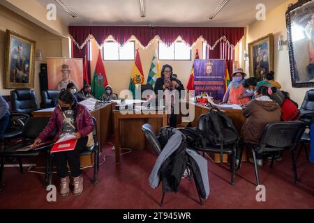 Viacha, la Paz, Bolivia – 16 agosto 2022: Gruppo di donne boliviane con maschere parlano insieme in una sala riunioni politica Foto Stock