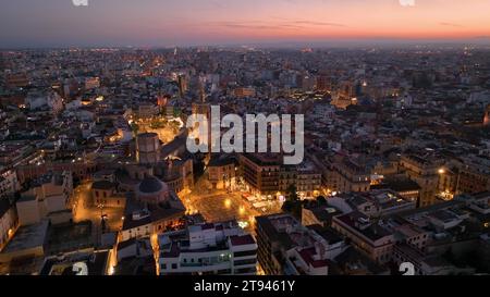 Vista 4k di Valencia, Spagna. Riprese aeree della torre campanaria del Miguelet e della cattedrale di notte Foto Stock