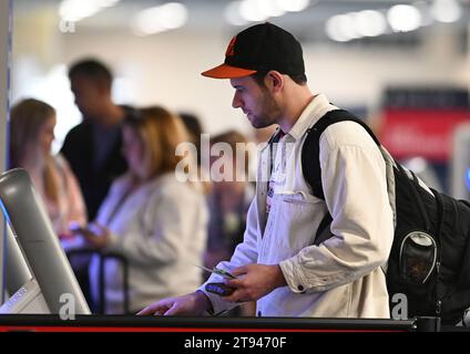 Milwaukee, Wisconsin, USA. 22 novembre 2023. I passeggeri effettuano il check-in per i voli presso l'aeroporto internazionale General Mitchell di Milwaukee, Wisconsin, mercoledì mattina 22 novembre 2023. (Immagine di credito: © Mark Hertzberg/ZUMA Press Wire) SOLO USO EDITORIALE! Non per USO commerciale! Foto Stock