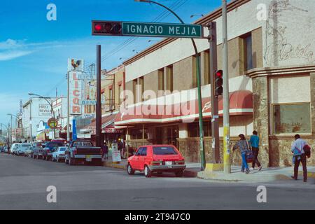 Febbraio 1986 - Juarez, Chicuahua, Messico: Foto di film d'archivio di negozi e locali notturni lungo Ignacio Mejia e Av. Benito Juarez vicino al confine con gli Stati Uniti nel centro di Juarez. Foto Stock