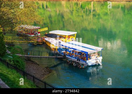 Le barche turistiche ancoravano sulle rive del fiume Neretva a Visegrad, Bosnia ed Erzegovina. Foto Stock