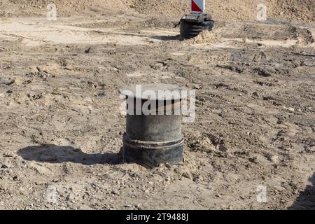 Installazione di un nuovo pozzetto fognario verticale Foto Stock