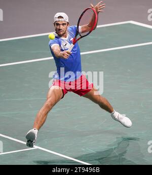 Tomas Machac della Repubblica Ceca in azione durante la partita dei quarti di finale di Coppa Davis 2023 al Palacio de Deportes Jose Maria Martin Carpena a Malaga, in Spagna. Data foto: Mercoledì 22 novembre 2023. Foto Stock