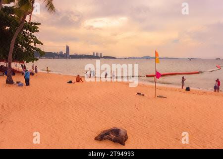 PATTAYA,THAILANDIA - OTTOBRE 09,2016: la spiaggia su un tardo pomeriggio.Si tratta di un punto di incontro per l'avviamento di gite in barca per le isole come Koh Larn e Koh Sak. Foto Stock