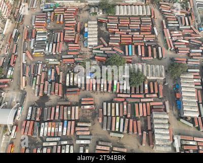 Dhaka, Bangladesh. 22 novembre 2023. Gli autobus a lunga percorrenza rimangono parcheggiati all'interno del terminal degli autobus Intercity di Sayedabad durante il blocco nazionale chiamato dalle opposizioni, a Dacca, Bangladesh, il 22 novembre 2023. A causa della carenza di passeggeri in mezzo al blocco di due giorni imposto dal BNP e da parti che condividono la stessa mentalità, la maggior parte degli autobus a lunga distanza non ha lasciato i terminal degli autobus della capitale. Il BNP e i partiti di opposizione che la pensano allo stesso modo hanno definito un blocco nazionale di strade, linee ferroviarie e vie navigabili per spingere a casa la loro richiesta di un punto prima delle elezioni nazionali. (Immagine di credito: © Suvra Kanti Das/ZUMA Press Wire Foto Stock