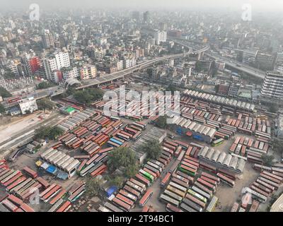 Dhaka, Bangladesh. 22 novembre 2023. Gli autobus a lunga percorrenza rimangono parcheggiati all'interno del terminal degli autobus Intercity di Sayedabad durante il blocco nazionale chiamato dalle opposizioni, a Dacca, Bangladesh, il 22 novembre 2023. A causa della carenza di passeggeri in mezzo al blocco di due giorni imposto dal BNP e da parti che condividono la stessa mentalità, la maggior parte degli autobus a lunga distanza non ha lasciato i terminal degli autobus della capitale. Il BNP e i partiti di opposizione che la pensano allo stesso modo hanno definito un blocco nazionale di strade, linee ferroviarie e vie navigabili per spingere a casa la loro richiesta di un punto prima delle elezioni nazionali. (Immagine di credito: © Suvra Kanti Das/ZUMA Press Wire Foto Stock