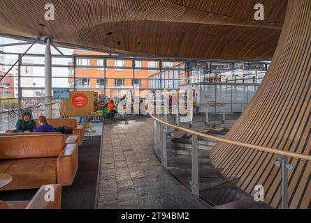 Cafe nell'edificio Senedd, che tiene l'Assemblea Nazionale per il Galles, Cardiff Bay, Cardiff, Regno Unito Foto Stock