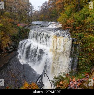 Sgwd Clun-Gwyn Waterfall, Four Waterfalls Walk, Ystradfellte, Aberdare, Galles Foto Stock