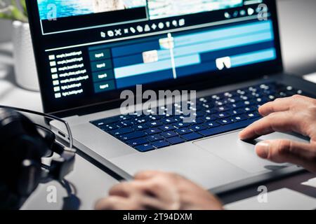 Editing di video e realizzazione di film. Software di editing e produzione di film in un computer portatile. Taglia i contenuti con Multimedia Maker. Effetti speciali creativi. Foto Stock
