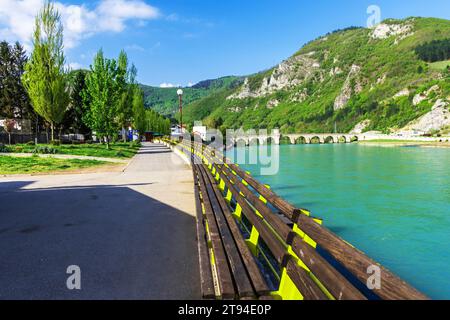 Ammira il ponte Sokolovic di Mehmed Pasa sul fiume Drina e la città di Visegrad, Bosnia ed Erzegovina Foto Stock