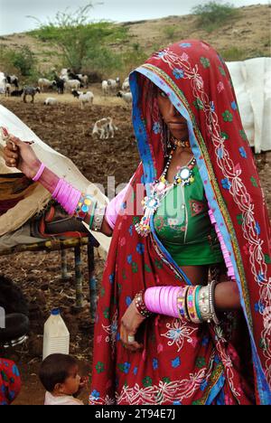 Le donne Banjara nel loro antico modo di vestire e gioielli sono forse le più colorate ed elaborate di qualsiasi gruppo tribale in India. Sono i nomadi tipici che si chiedono da un luogo all'altro conducendo così una vita nei loro termini e condizioni. Mandu, Madhya Pradesh, India. Foto Stock