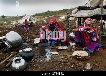 Le donne Banjara nel loro antico modo di vestire e gioielli sono forse le più colorate ed elaborate di qualsiasi gruppo tribale in India. Sono i nomadi tipici che si chiedono da un luogo all'altro conducendo così una vita nei loro termini e condizioni. Mandu, Madhya Pradesh, India. Foto Stock