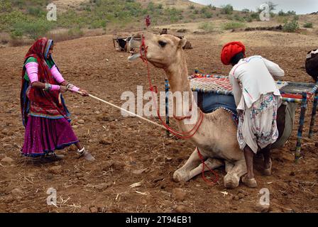 Le donne Banjara nel loro antico modo di vestire e gioielli sono forse le più colorate ed elaborate di qualsiasi gruppo tribale in India. Sono i nomadi tipici che si chiedono da un luogo all'altro conducendo così una vita nei loro termini e condizioni. Mandu, Madhya Pradesh, India. Foto Stock