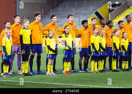 Boraas, Svezia. 20 novembre 2023. I giocatori olandesi si schierano per la partita di qualificazione DELL'EURO U21 tra Svezia e Paesi Bassi alla Boraas Arena di Boraas. (Foto: Gonzales Photo - Amanda Persson). Foto Stock